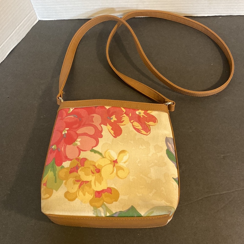 VGUC. Fossil floral, print cross body bag.